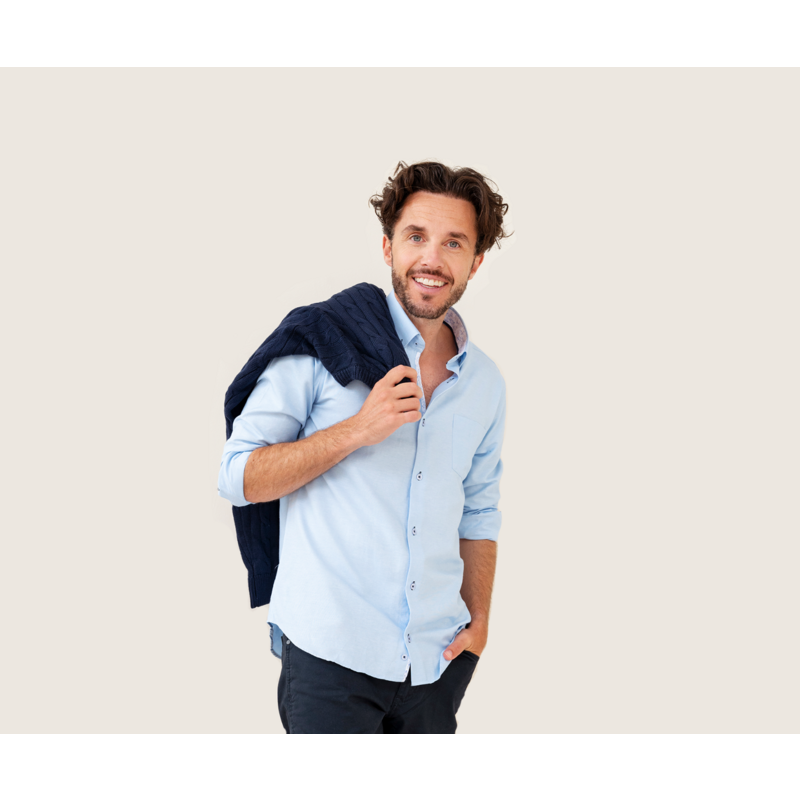Een man draagt het Cappuccino Overhemd met Lange Mouwen.
